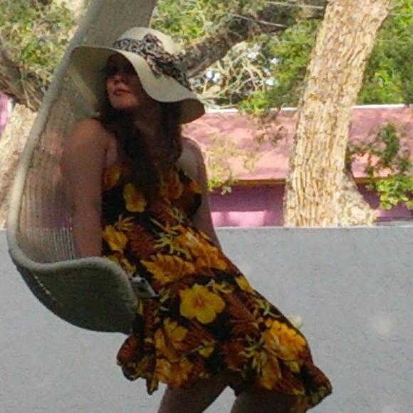 Meet your Posher, Jennifer - Picture 1 of 1